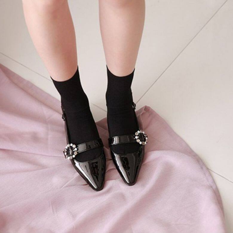黑色漆皮平底鞋 $499 (Scoco, available at outnet.com)這款漆皮款平底鞋簡約中帶點復古,金屬 黑色漆皮平底鞋 $499 (Scoco, available at outnet.com)這款漆皮款平底鞋簡約中帶點復古,金屬