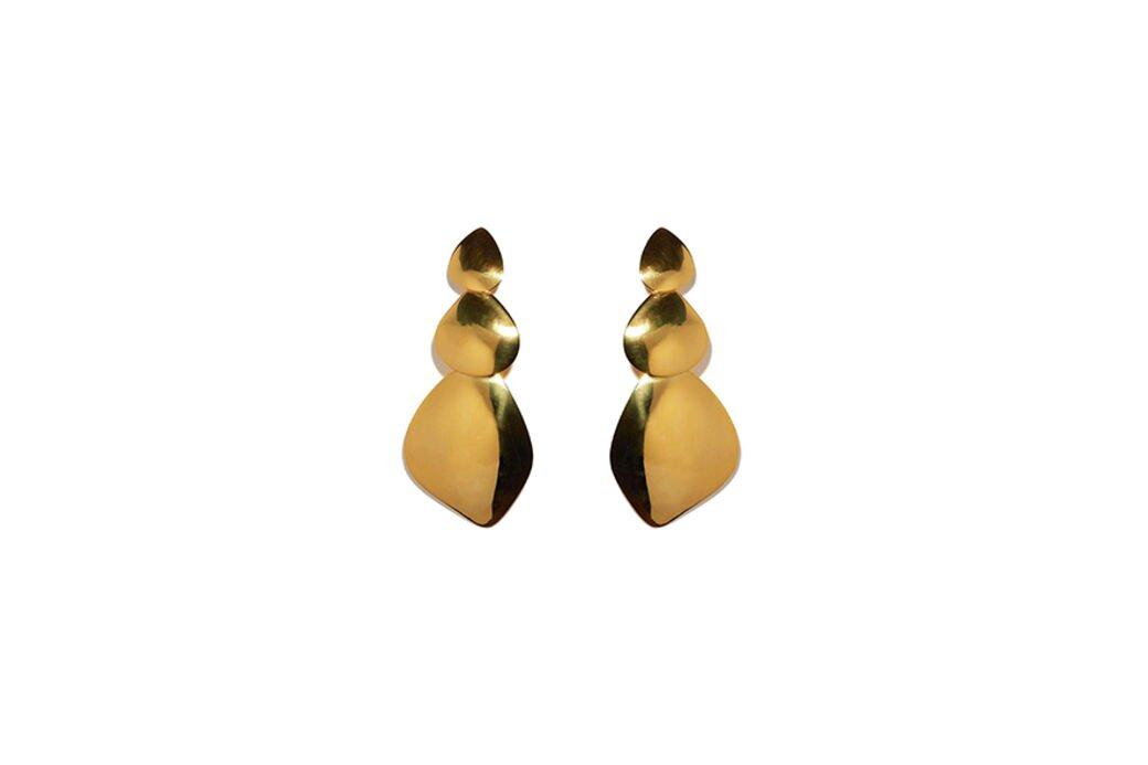 Lizzie Fortunato Lecce EarringsUSD $275 HKD ~ $2146再簡約的造型加上一對金色耳環就有畫龍點睛的效果。