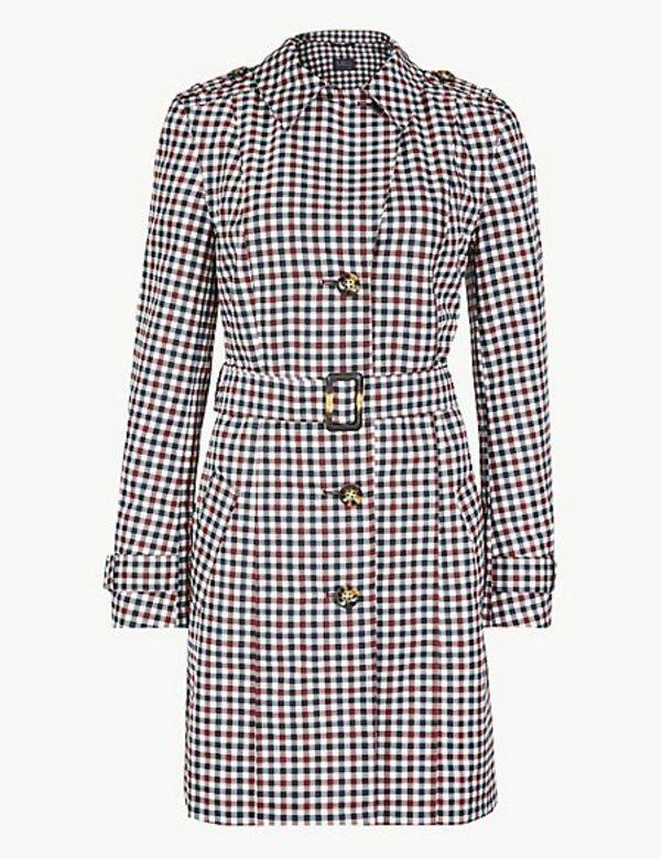 Marks And Spencer的格仔trench coat最有英倫感,方扣修腰的細節讓人想起像二十年代的 Marks And Spencer的格仔trench coat最有英倫感,方扣修腰的細節讓人想起像二十年代的