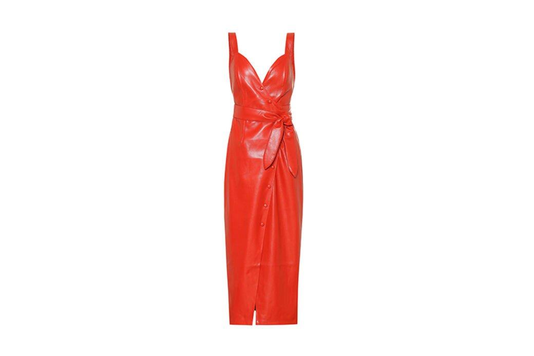 Nanushka US$535 HKD~4175.87仿皮吊帶連身裙用一件樽領打底或許可以讓你美得低調
