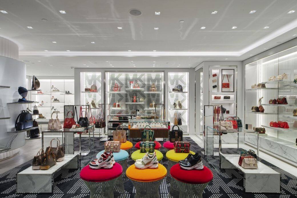 新店面積1,636平方呎,是全港唯一售賣Michael Kors Collection的專門店,還囊括副線MICHAEL Michael 新店面積1,636平方呎,是全港唯一售賣Michael Kors Collection的專門店,還囊括副線MICHAEL Michael