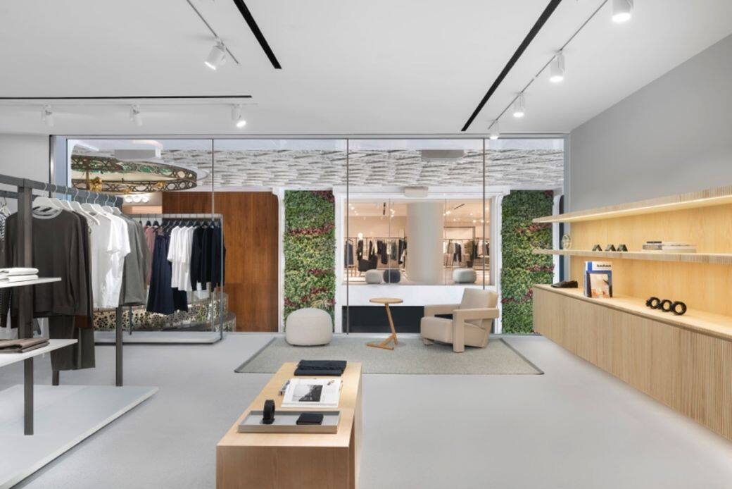 COS分店遍及多個商場,最新進駐K11 Musea,佔地466平方米,以硬朗線條對比軟 COS分店遍及多個商場,最新進駐K11 Musea,佔地466平方米,以硬朗線條對比軟