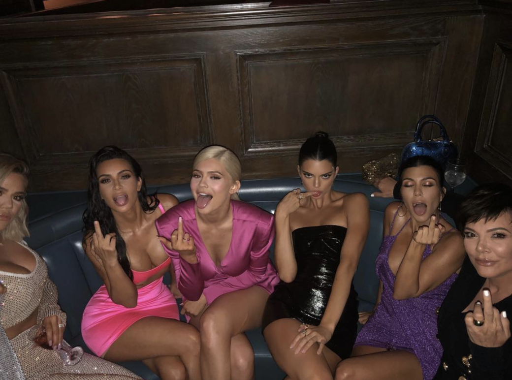 這張Kim Kardashian的全家照,如果仔細看會發現Kim Kardashian身穿的粉紅色短裙不小心露 這張Kim Kardashian的全家照,如果仔細看會發現Kim Kardashian身穿的粉紅色短裙不小心露