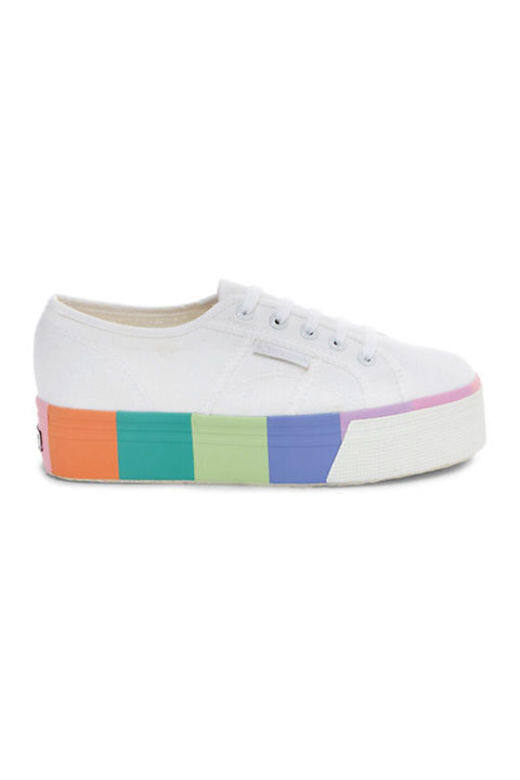 Superga 2790USD$85(約HKD$660); superga-usa.comSuperga 2750系列是優雅的運動鞋款式,除了有著高級的帆 Superga 2790USD$85(約HKD$660); superga-usa.comSuperga 2750系列是優雅的運動鞋款式,除了有著高級的帆