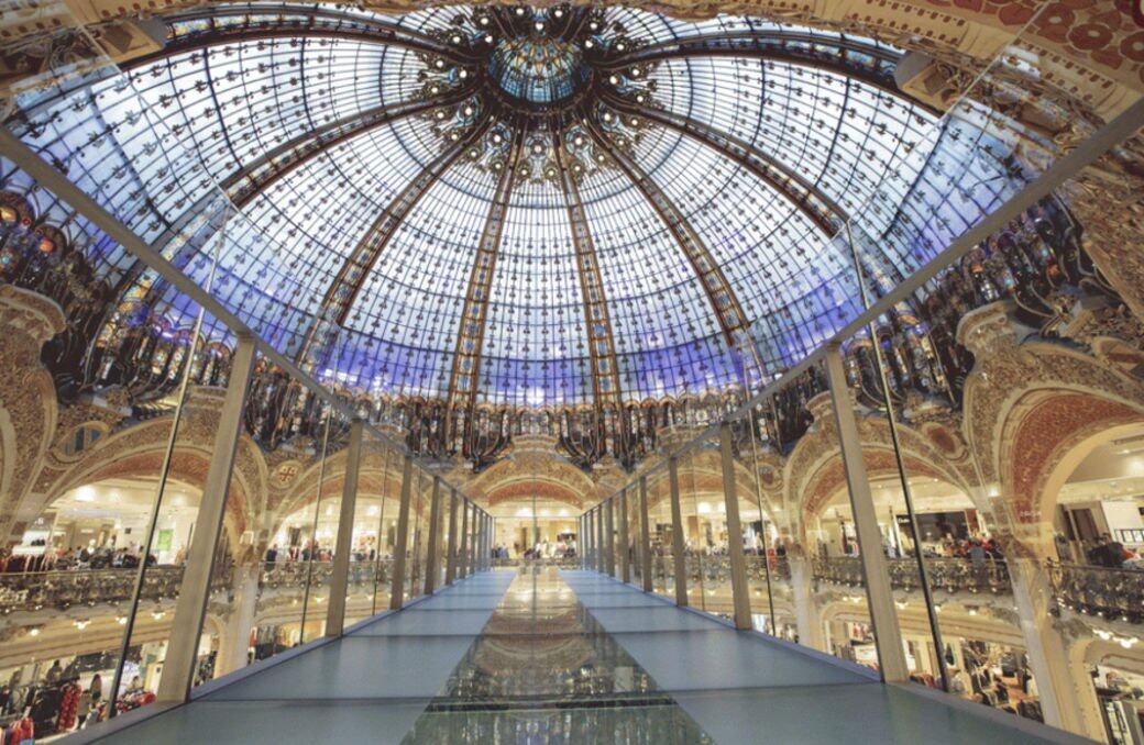 鄰近巴黎歌劇院的老佛爺百貨歷史逾百年，以新拜占庭風格彩繪玻璃窗