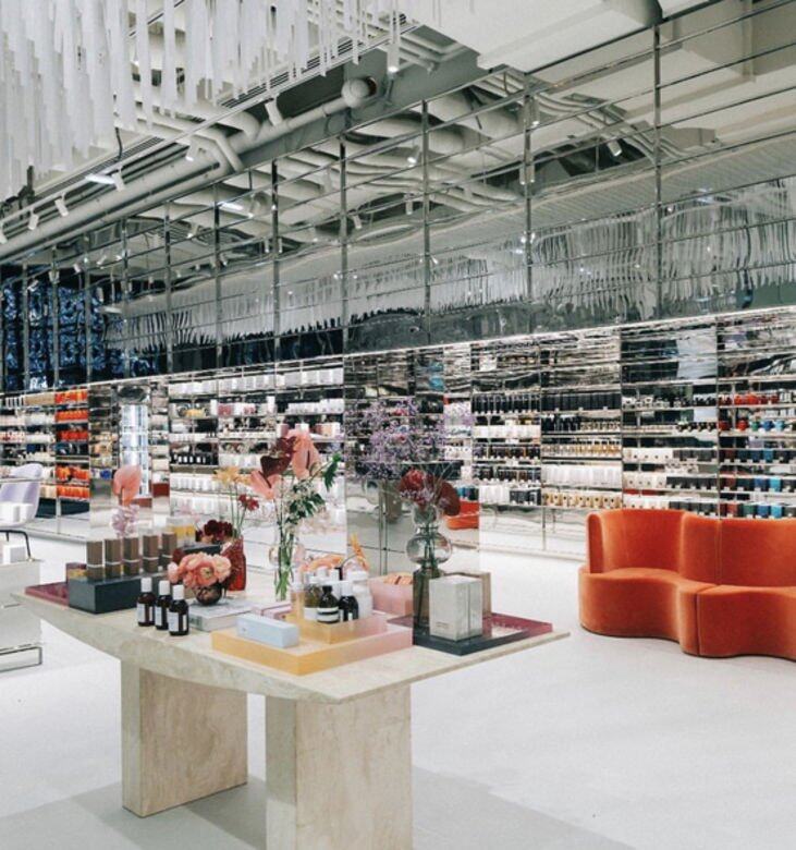 Galeries Lafayette Champs-Elysees有四層,1樓是新銳設計師層,2樓賣大牌,地下則是美妝部,同樣 Galeries Lafayette Champs-Elysees有四層,1樓是新銳設計師層,2樓賣大牌,地下則是美妝部,同樣
