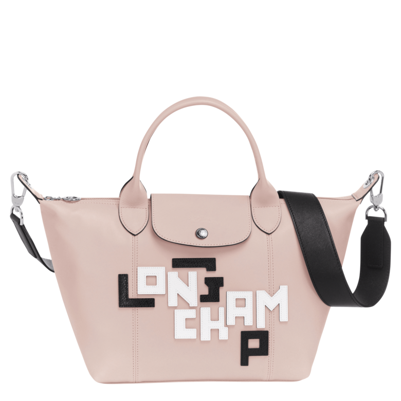 Longchamp推出粉紅色版本小羊皮摺疊手袋，黑及白色的真皮LGP字母縫紉在柔軟