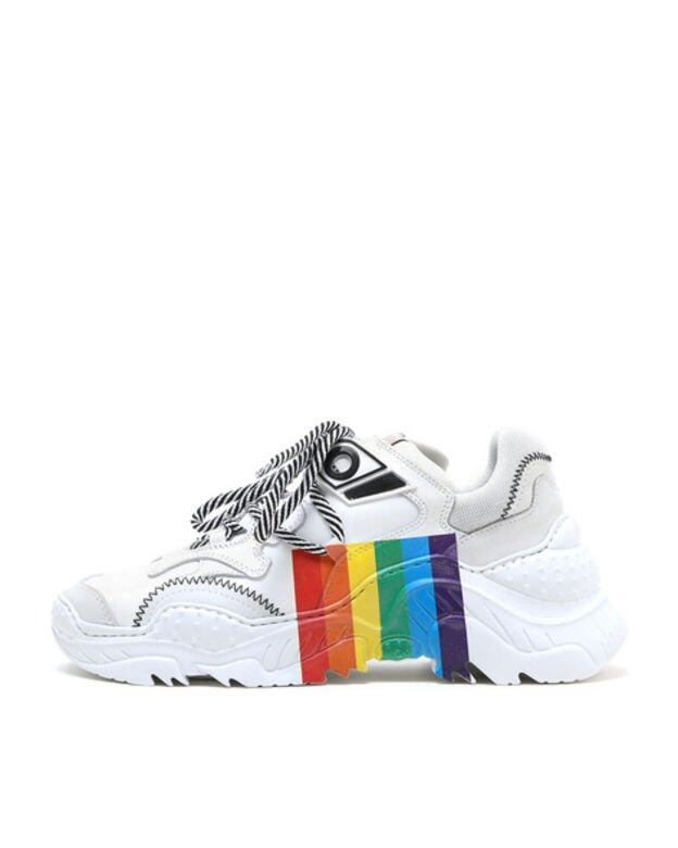 今夏全新推出以彩虹為靈感的Billy Sneaker，厚底dad sneakers設計更有顯高效果！N°21 彩