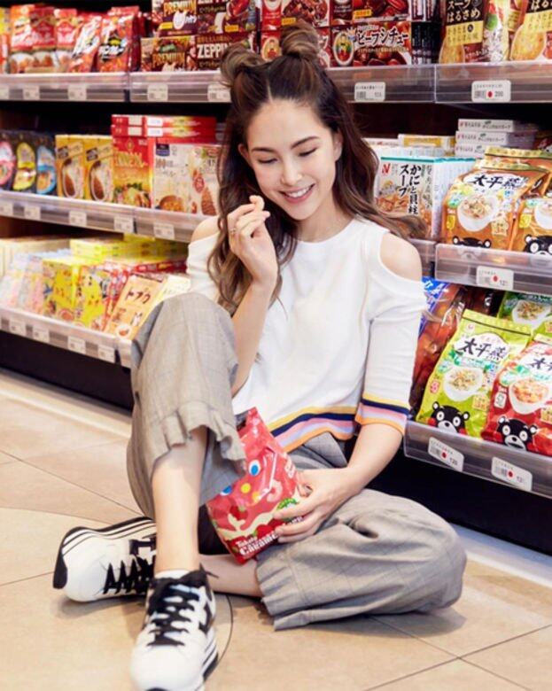 少女味不減的人妻昆凌穿起Hogan厚底波鞋時,簡單襯上cut-out白T恤和闊褲 少女味不減的人妻昆凌穿起Hogan厚底波鞋時,簡單襯上cut-out白T恤和闊褲