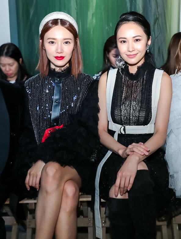 香港代表湯怡及倪晨曦,各自穿上Shiatzy Chen 服飾展現不同的東方美態。 香港代表湯怡及倪晨曦,各自穿上Shiatzy Chen 服飾展現不同的東方美態。