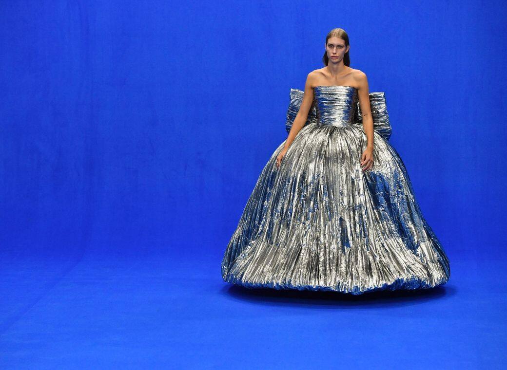 Balenciaga 2020春夏巴黎時裝騷:走進職場為主題的時裝騷!重新定義職場上的固有服裝 Balenciaga 2020春夏巴黎時裝騷:走進職場為主題的時裝騷!重新定義職場上的固有服裝