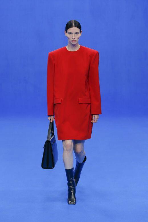 職業角色設定曾經的 Balenciaga 是街頭時尚的先鋒,但近幾季設計師 Demna Gvasalia 更專注 職業角色設定曾經的 Balenciaga 是街頭時尚的先鋒,但近幾季設計師 Demna Gvasalia 更專注