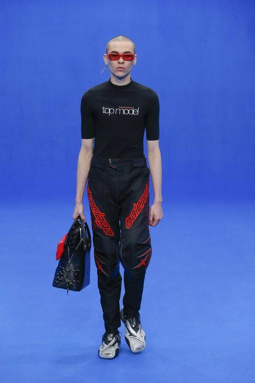 更玩味地推出了曾熱哄一時的電視節目Top Model 超級名模生死鬥的Balenciaga版! 更玩味地推出了曾熱哄一時的電視節目Top Model 超級名模生死鬥的Balenciaga版!