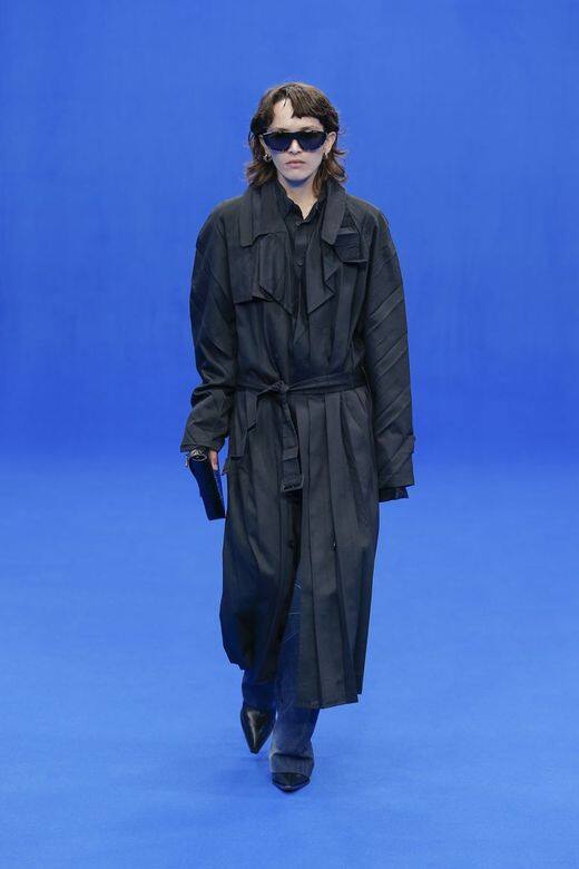 飾物細節具90年代感的LED太陽眼鏡,Balenciaga 卻在鏡框上添加了LED燈飾的細節 飾物細節具90年代感的LED太陽眼鏡,Balenciaga 卻在鏡框上添加了LED燈飾的細節
