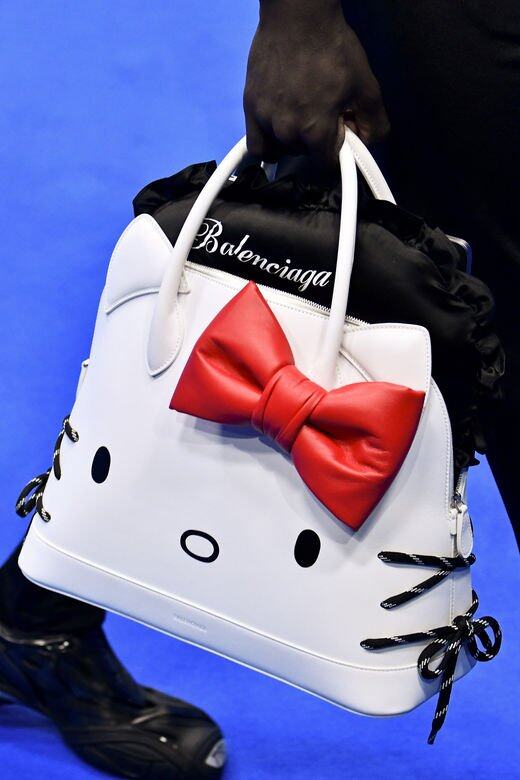 白色、粉色、黑色的Hello Kitty設計,小巧的紅色蝴蝶結瞬間融化了少女心,內層布 白色、粉色、黑色的Hello Kitty設計,小巧的紅色蝴蝶結瞬間融化了少女心,內層布