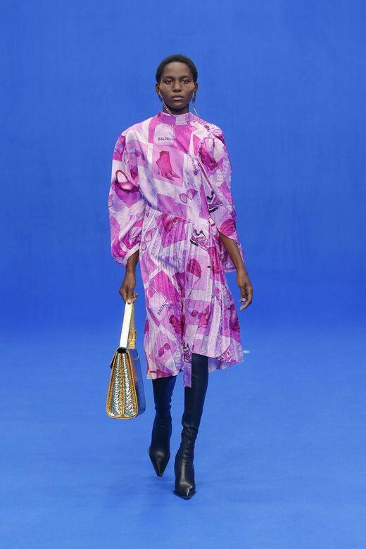 Balenciaga的影子一件粉色的連身裙上,竟然印滿了近幾年 Balenciaga 最熱賣的時尚單品 Balenciaga的影子一件粉色的連身裙上,竟然印滿了近幾年 Balenciaga 最熱賣的時尚單品