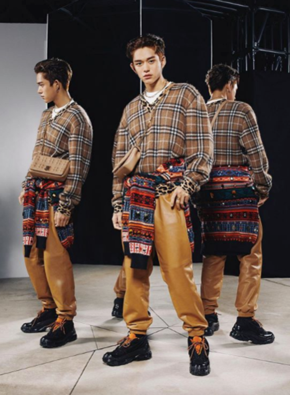 身高183cm的港產韓星黃旭熙Lucas Wong,以Burberry check上衣配搭棕色皮褲,現身倫敦睇 身高183cm的港產韓星黃旭熙Lucas Wong,以Burberry check上衣配搭棕色皮褲,現身倫敦睇