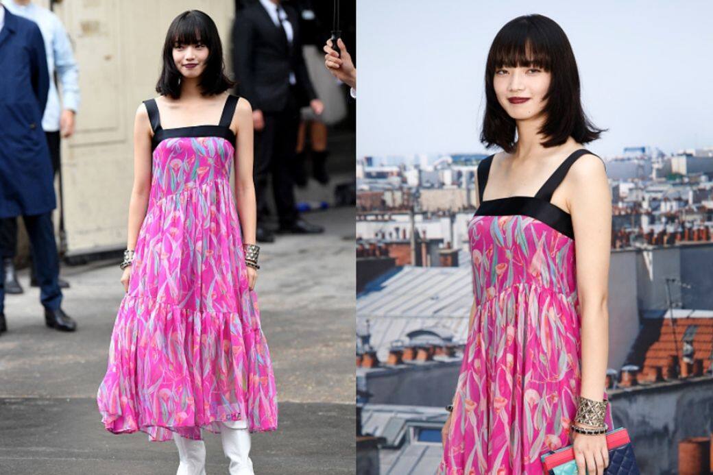 日本女星小松菜奈是Chanel時裝騷常客，今季穿上圖案吊帶鬆身裙撐場。