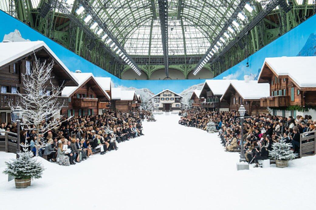 今季主題為「Chanel in the snow」，品牌在巴黎大皇宮內堆砌白雪皚皚的場景，搭建多