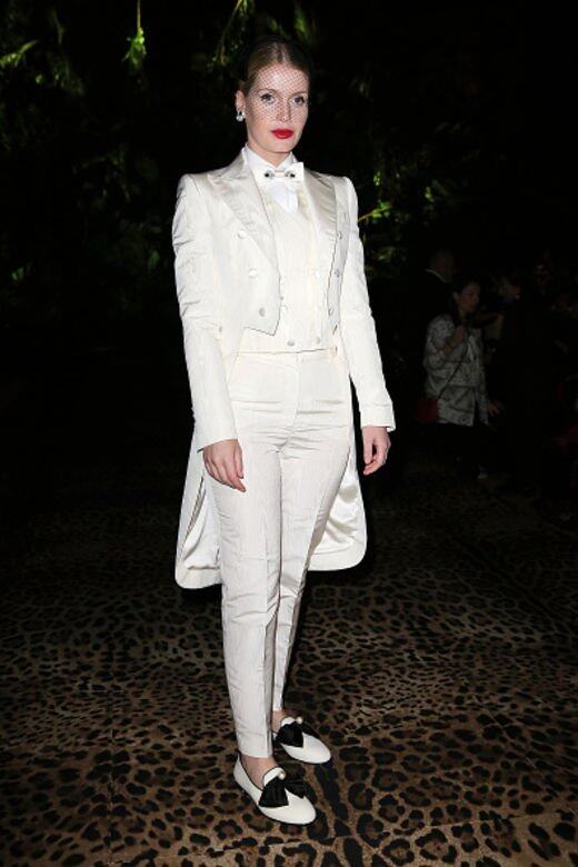 已故戴妃的姪女Lady Kitty Spencer曾替Dolce&Gabbana行騷,今季則穿上全白色西裝套裝,成為 已故戴妃的姪女Lady Kitty Spencer曾替Dolce&Gabbana行騷,今季則穿上全白色西裝套裝,成為