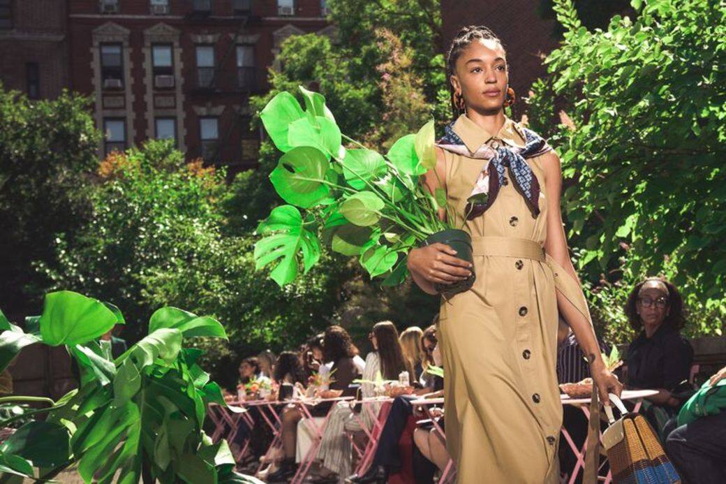 Kate Spade New York 最精緻的手袋設計,依然是整場秀的焦點。在剪裁上,「Urban Safari」主題呈 Kate Spade New York 最精緻的手袋設計,依然是整場秀的焦點。在剪裁上,「Urban Safari」主題呈