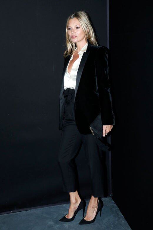 Kate Moss是Saint Laurent時裝騷的常客，今季以一身帥氣褲裝現身。