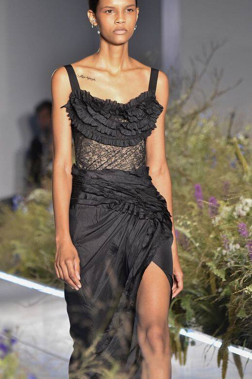 Natalia Montero這位21歲的哥倫比亞模特兒於2019秋季在Balenciaga騷場上亮相,除即更走上 Natalia Montero這位21歲的哥倫比亞模特兒於2019秋季在Balenciaga騷場上亮相,除即更走上