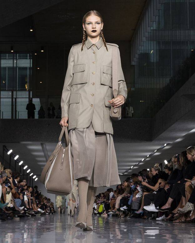 Deirdrefirinne出生於荷蘭的她今年20歲,曾為Celine,Chanel和Alexandre Vauthier等品牌工作。在Max Mara SS20時 Deirdrefirinne出生於荷蘭的她今年20歲,曾為Celine,Chanel和Alexandre Vauthier等品牌工作。在Max Mara SS20時