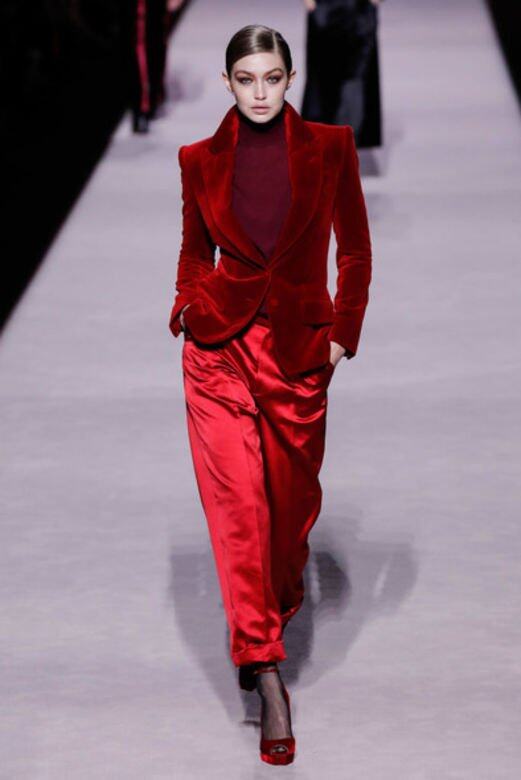 超模Gigi Hadid演繹的西裝是全個系列的重點作，深紅色絲絨外套、酒紅色bodysuit、絲