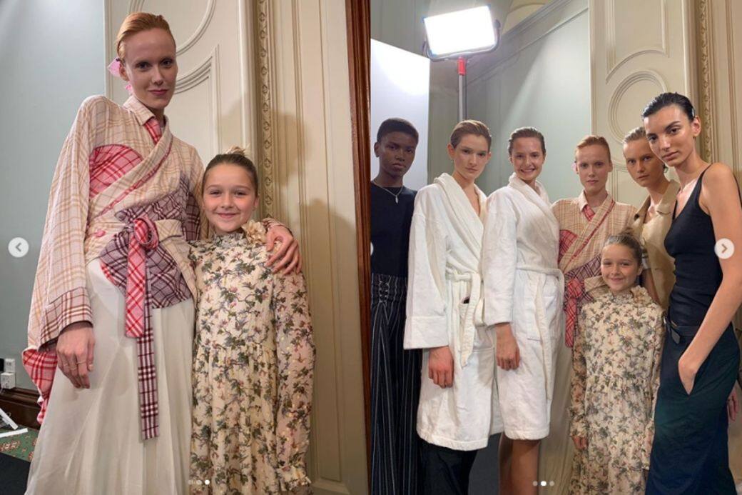 哈七儼如小model一樣,在後台跟其他模特兒合照。(IG @victoriabeckham ) 哈七儼如小model一樣,在後台跟其他模特兒合照。(IG @victoriabeckham )