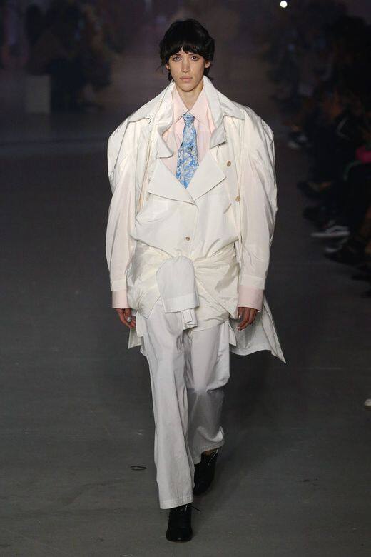 中性而輕薄的設計Vivienne Westwood 也在這一季嘗試了女穿男裝的概念，不僅模糊了