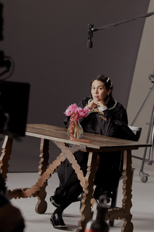 以往提及Simone Rocha,會先想到品牌標誌性的女性線條、立體剪裁、維多利亞式裝 以往提及Simone Rocha,會先想到品牌標誌性的女性線條、立體剪裁、維多利亞式裝