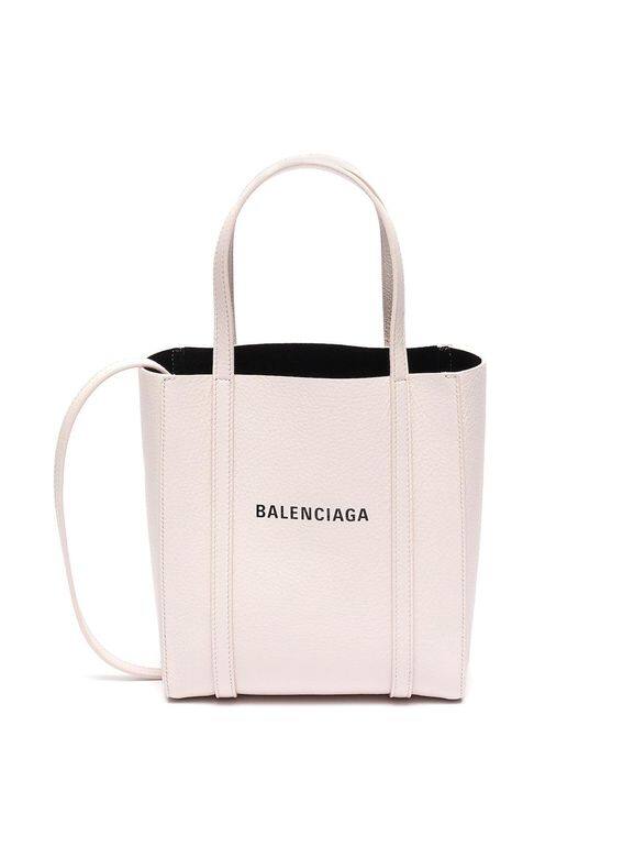 這款Balenciaga小牛皮手袋帶有淡淡的粉紅色,甚為特別。整個袋款無論外型還是 這款Balenciaga小牛皮手袋帶有淡淡的粉紅色,甚為特別。整個袋款無論外型還是