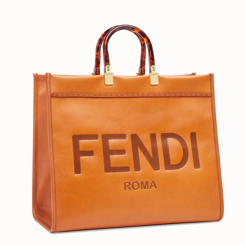 這個Fendi的載物量真的跟旅行袋可以一拚!淺棕色皮革上燙印上「FENDI ROMA」字眼 這個Fendi的載物量真的跟旅行袋可以一拚!淺棕色皮革上燙印上「FENDI ROMA」字眼