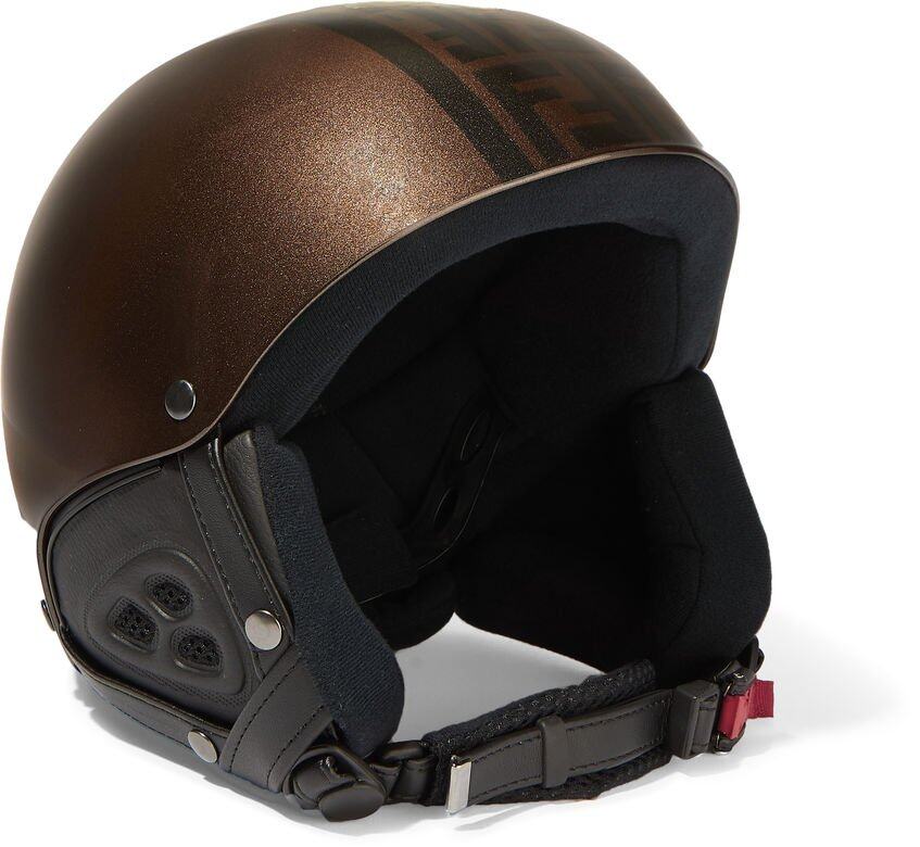 Fendi這款滑雪頭盔印有品牌標誌性的FF圖案，在保護頭部之餘也很時尚，頭