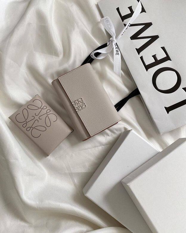 Loewe的短銀包和卡片套以簡約設計為主,加入品牌標誌,同款亦有幾款顏色 Loewe的短銀包和卡片套以簡約設計為主,加入品牌標誌,同款亦有幾款顏色