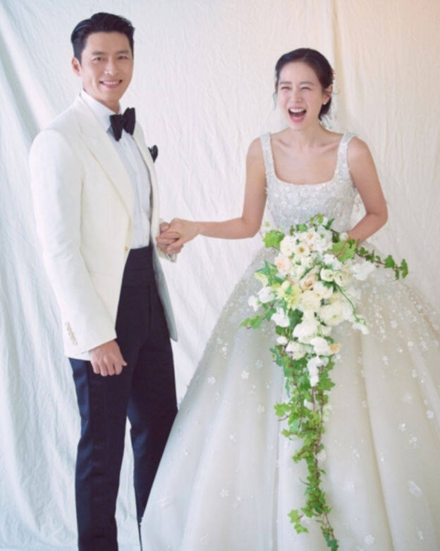 孫藝珍、玄彬第一張釋出的婚照中,孫藝珍身上的吊帶婚紗來自Elie Saab,以浪 孫藝珍、玄彬第一張釋出的婚照中,孫藝珍身上的吊帶婚紗來自Elie Saab,以浪