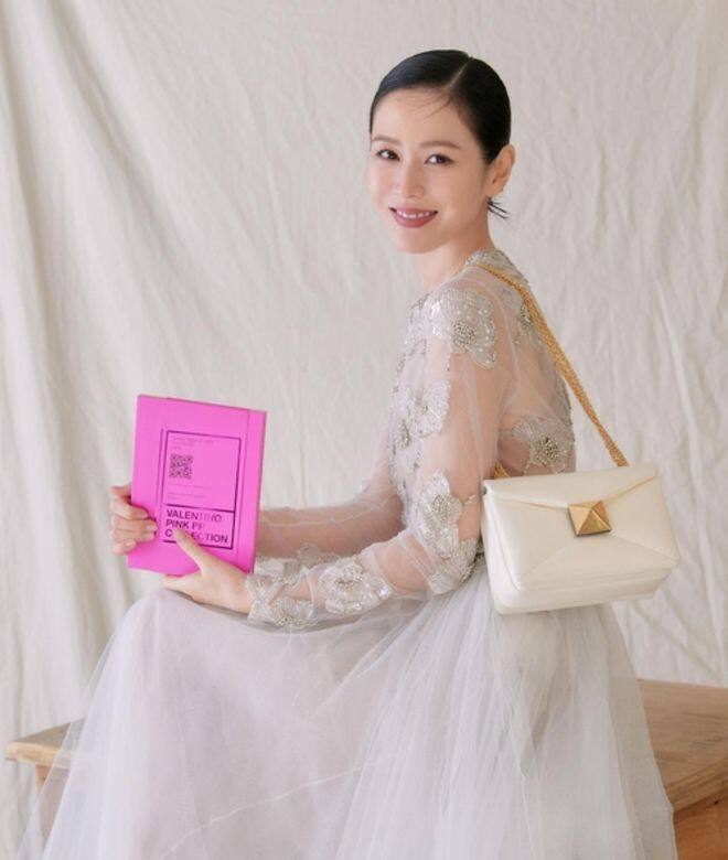 早在婚禮多天前，孫藝珍在自己IG上發布這張半身照為Valentino時裝show作宣傳