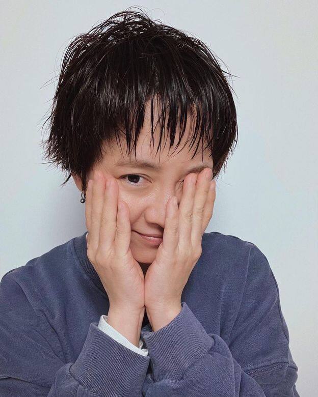 剪走多年來的長髮,宋智孝以乾淨利落的短髮示人,有網民說她變了「大媽 剪走多年來的長髮,宋智孝以乾淨利落的短髮示人,有網民說她變了「大媽
