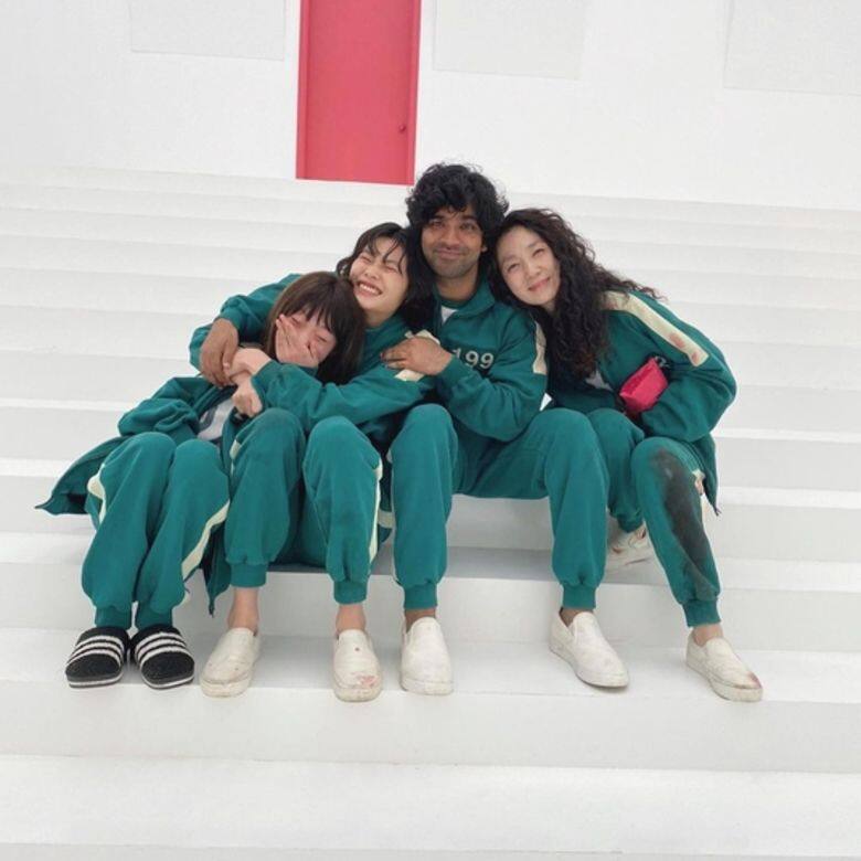 阿里、韓美女、姜曉與智英一起穿着制服拍照的樣子歡樂又可愛，跟《魷魚遊