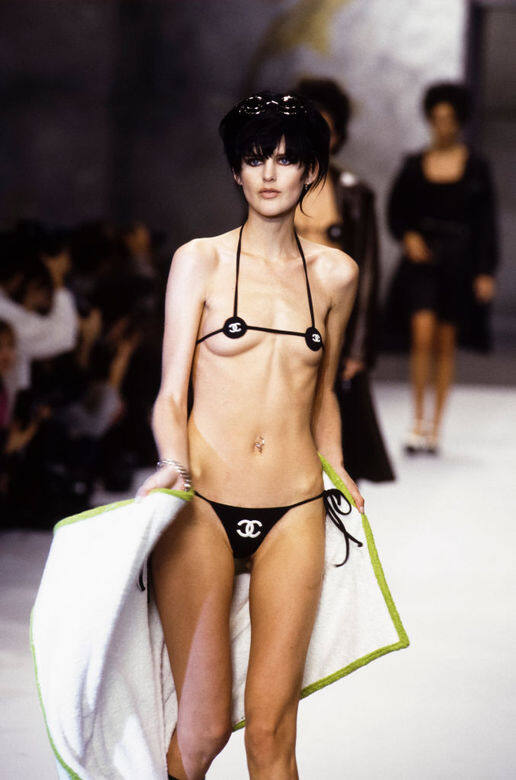 1993年，攝影師Steven Meisel為她拍下第一張英國時尚雜誌的時尚照後，Tennant便漸漸獲