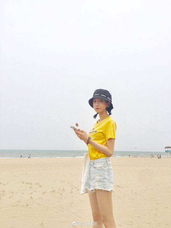 亮黃色的恤衫配以短牛仔褲的海灘造型充分展現陽光的一面。 亮黃色的恤衫配以短牛仔褲的海灘造型充分展現陽光的一面。
