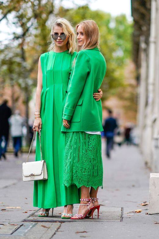 2.風格色系以搶眼的鮮綠為穿搭主軸，中性西裝搭配女性化喱士長裙的