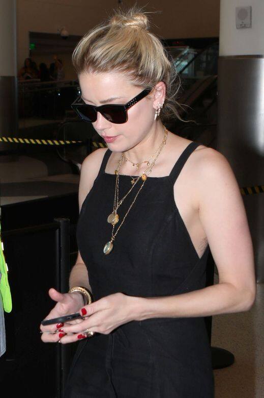 Amber Heard喜歡穿搭簡約基本款的女生可以參考Amber Heard的飾物配搭，同樣利用帶