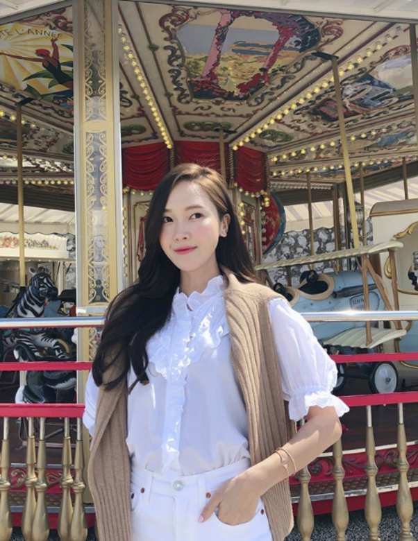 小企領與荷葉邊今季同樣登上裇衫潮流榜,這兩種富女性柔美感的設計 小企領與荷葉邊今季同樣登上裇衫潮流榜,這兩種富女性柔美感的設計