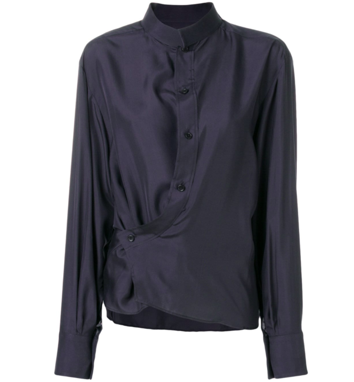 深藍色不規則鈕扣設計裇衫 $4,891 Lemaire (farfetch.com) 深藍色不規則鈕扣設計裇衫 $4,891 Lemaire (farfetch.com)