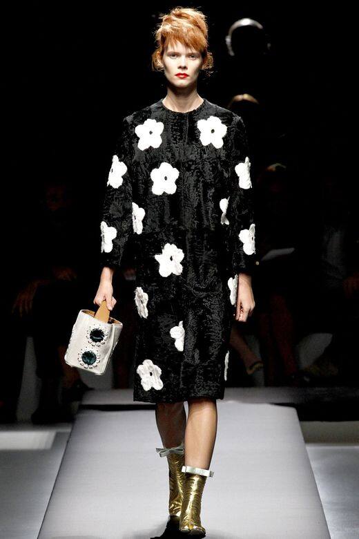 2013年春夏系列的Prada，不少花卉重複整齊出現於大衣及上衣上，可見是從Warhol