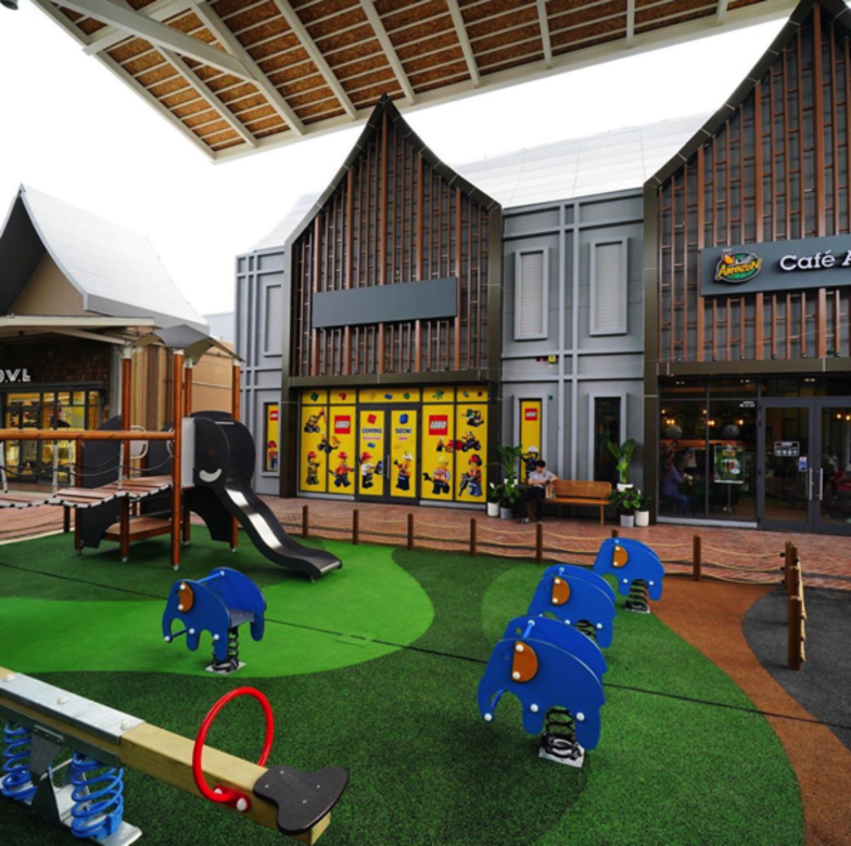 Central Village是老少咸宜的outlet,有小朋友喜愛的Lego及Toysrus店,還特設遊樂設施,小朋友 Central Village是老少咸宜的outlet,有小朋友喜愛的Lego及Toysrus店,還特設遊樂設施,小朋友