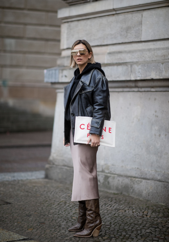 Aylin Koenig著上同一雙Fendi monogram長靴,再配搭oversize皮褸及淺粉紅色半截裙,穿搭色調特 Aylin Koenig著上同一雙Fendi monogram長靴,再配搭oversize皮褸及淺粉紅色半截裙,穿搭色調特