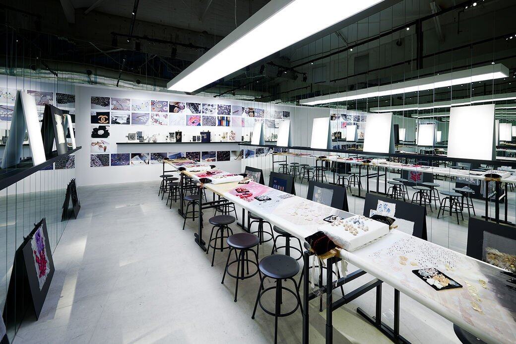 展覽的部分空間還模擬建構出品牌160年來世代相傳的House of Lesage刺繡坊,讓 展覽的部分空間還模擬建構出品牌160年來世代相傳的House of Lesage刺繡坊,讓